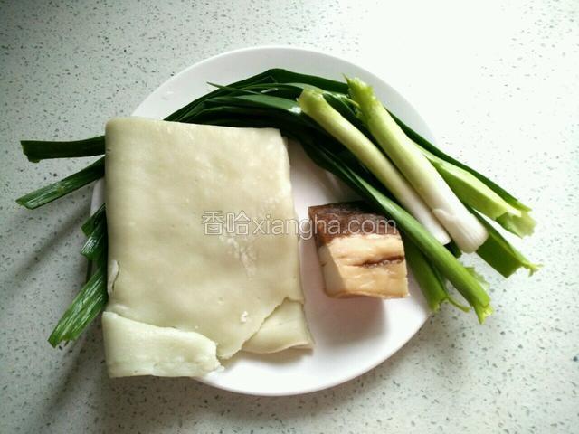 备好图中食材。腊肉，青蒜洗净，湿豆丝。