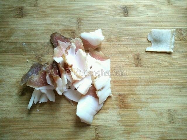 腊肉去皮不要，腊肉切片。