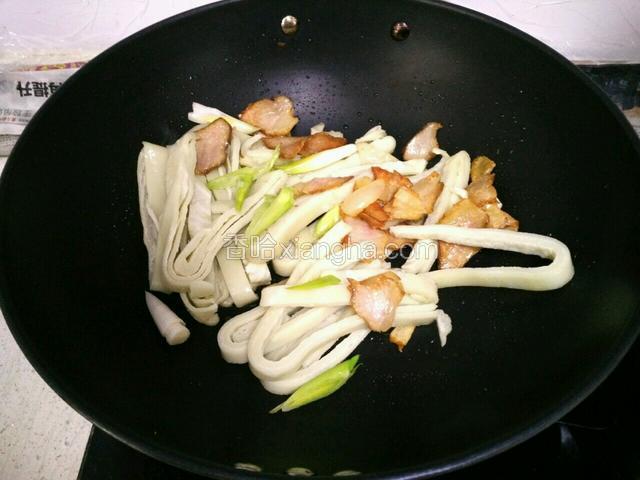放入蒜白、豆丝翻炒。