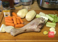 土豆炖火鸡腿的做法图解1