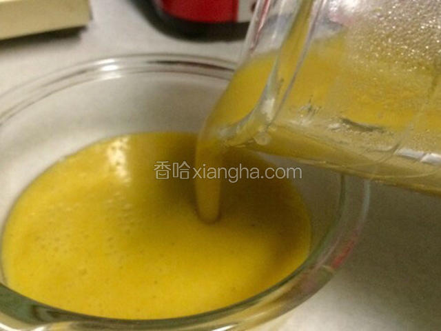 取一干净容器，盛入调味汁；
