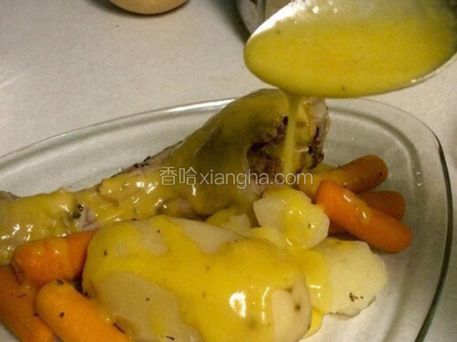 将调味汁淋在火鸡和土豆上；