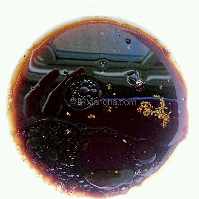 调味碗中加适量的盐 生抽 香醋 香油 鸡精 少量白糖搅拌均匀备用。