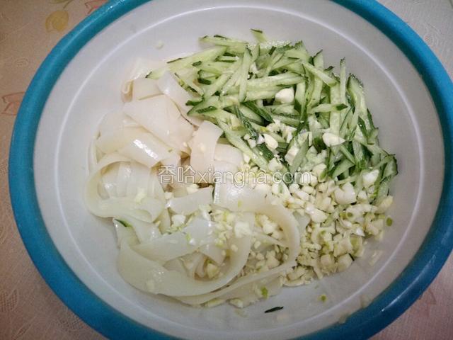 在面皮上码入黄瓜条，加入蒜末