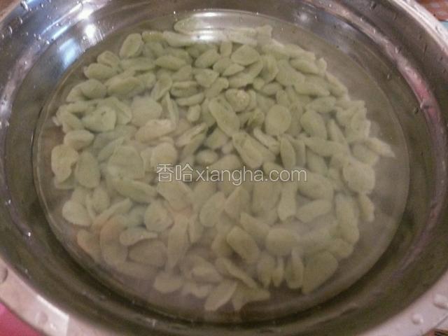 水开下麻食煮3分钟过3遍凉水备用