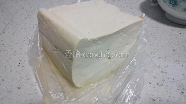 准备新鲜豆腐一块。