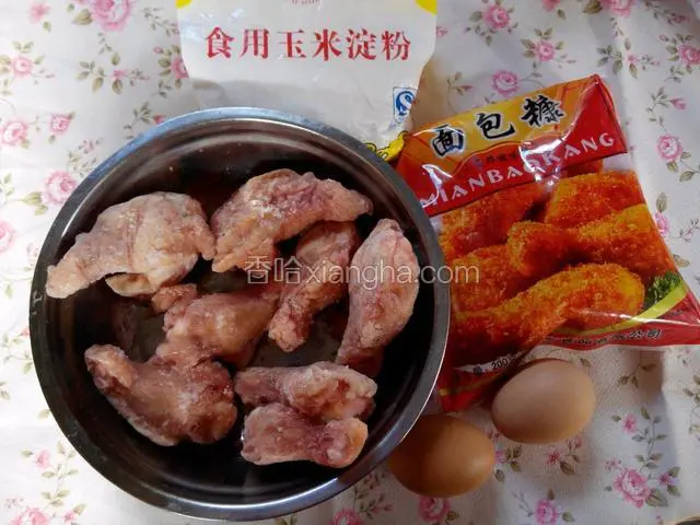 准备食材，鸡翅根、2个鸡蛋、淀粉、面包糠。