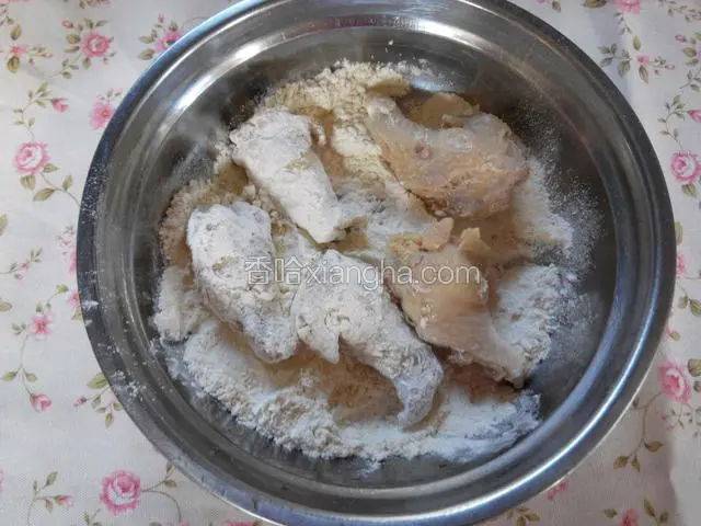 控干水份的鸡翅根放淀粉里滚一圈。