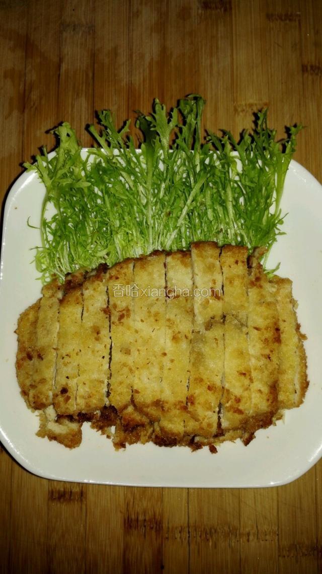 炸好的鸡排微凉下后，将鸡排切条摆放入盘