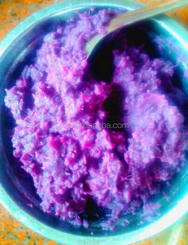 把紫薯去皮压成泥，加白糖入去搅拌均匀待用。

