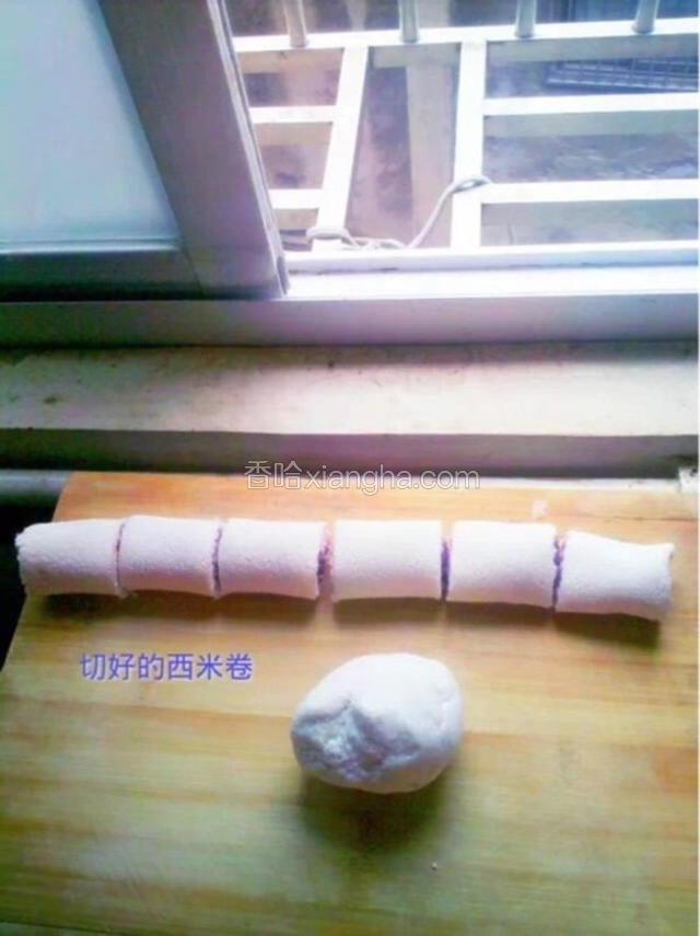 卷好了就用菜刀切开，要轻轻小心一点切，不要弄破了口边。 你可以在刀下刀的位置搽点油比较好切。

