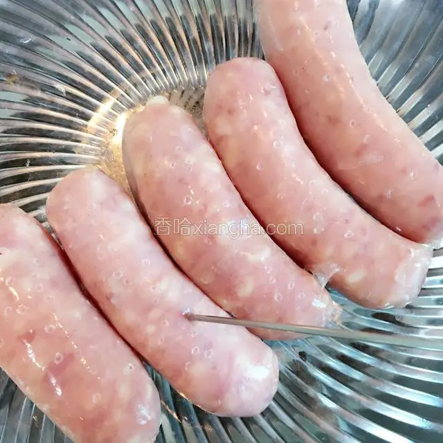 彻底解冻香肠后扎小孔