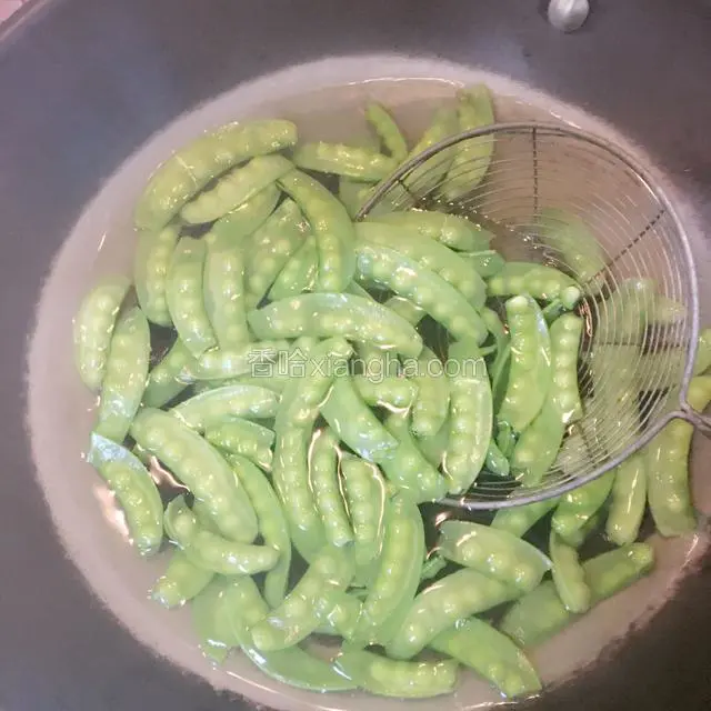 开水稍灼一下荷兰豆，捞出过冷水后沥干