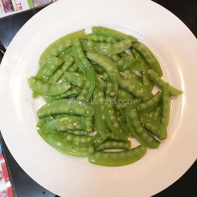 将炒好的荷兰豆平放盘底