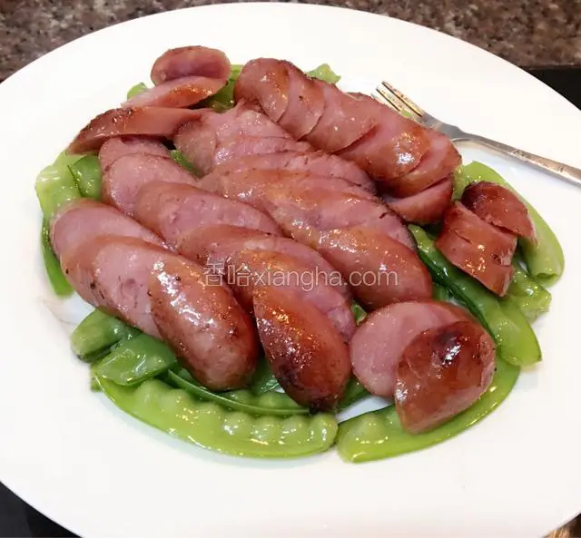 香煎好的台式香肠切片摆盘，上桌