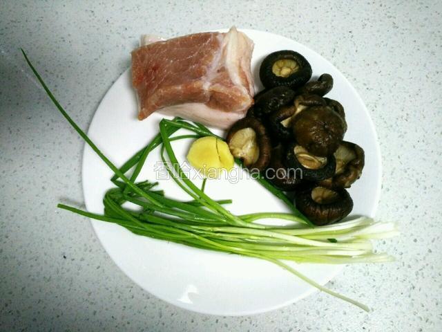 备好图中食材。肉、姜、葱洗净，香菇提前用水泡发好，再去蒂洗净，挤干多余的水分。