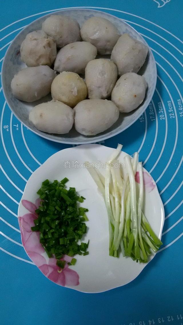 煮熟的芋头去掉皮，葱切段，葱花