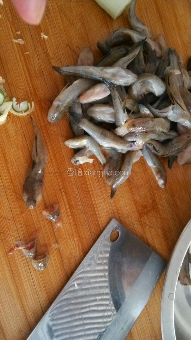 把鱼肚的东西清洗干净，把鱼头切掉