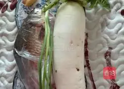 Illustration of how to make crucian carp and radish soup 1