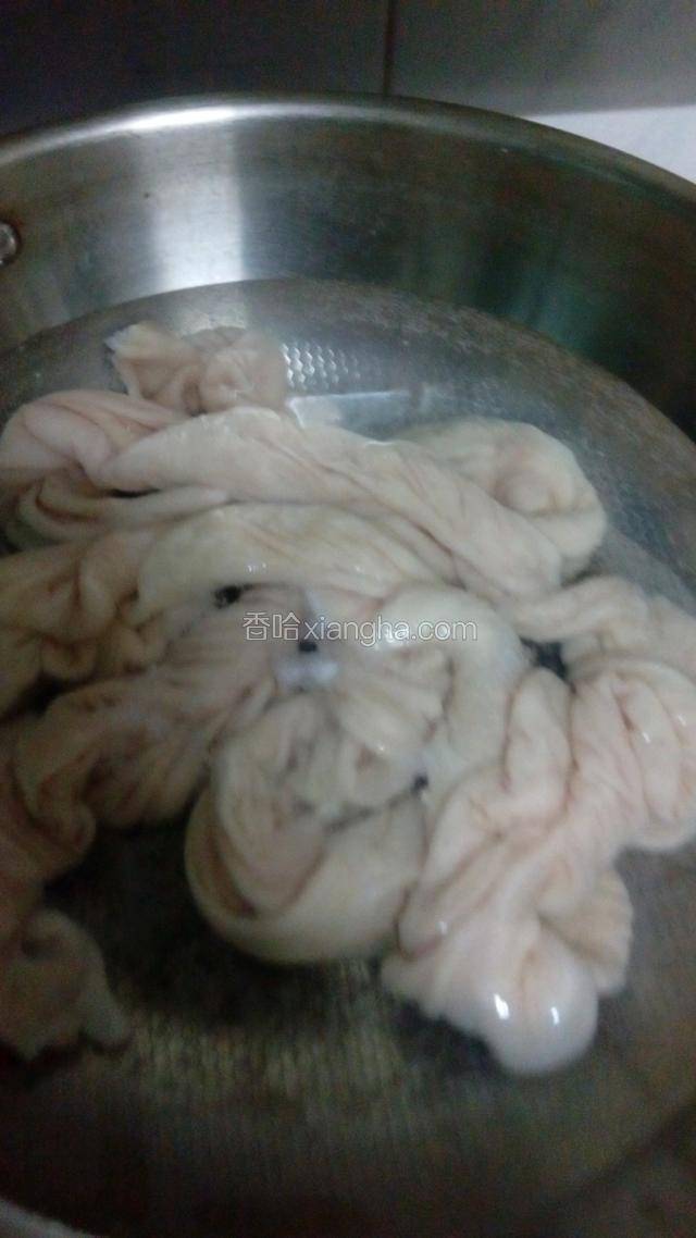 洗好后，锅里烧开水，放大肠，焯下水