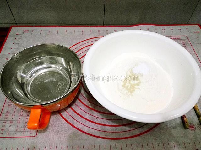 面粉放入盆中加入酵母和泡打粉，温水准备一杯