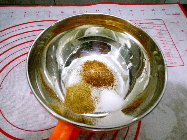 另用个碗把盐，小茴香粉和花椒盐一同放入，顺便放少许酱油
