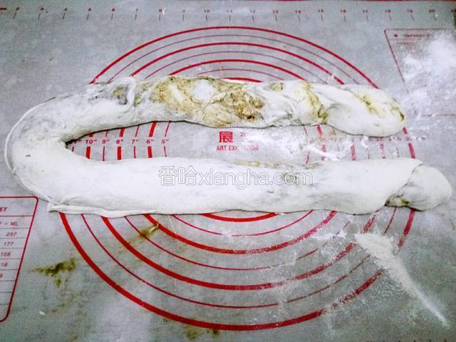 从一边抻拉卷紧，越抻拉薄层越多