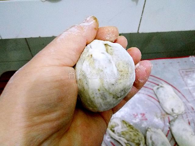 捏紧两边用虎口封囗