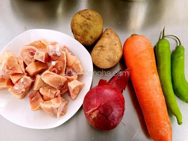 鸡大腿切块 清洗干净