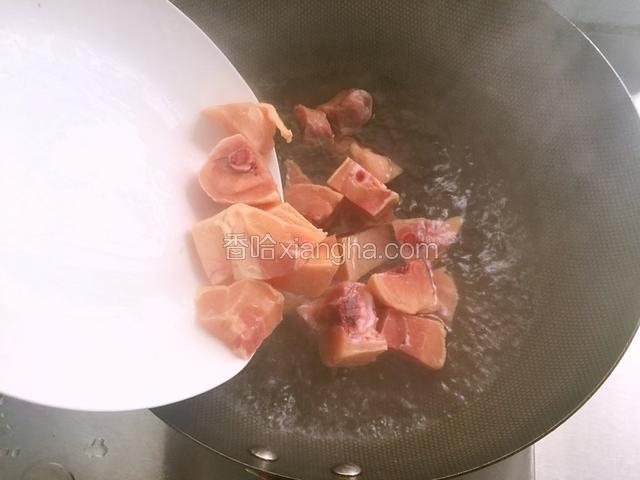 鸡大腿需要热水焯一下 备用