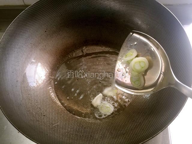热油 最好是玉米植物油
放葱段  爆香