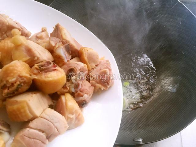 放入焯好的鸡大腿