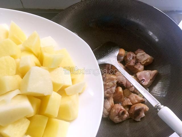 马上放入土豆块