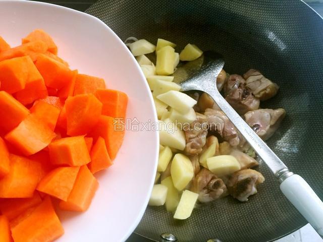 胡萝卜块同时下锅