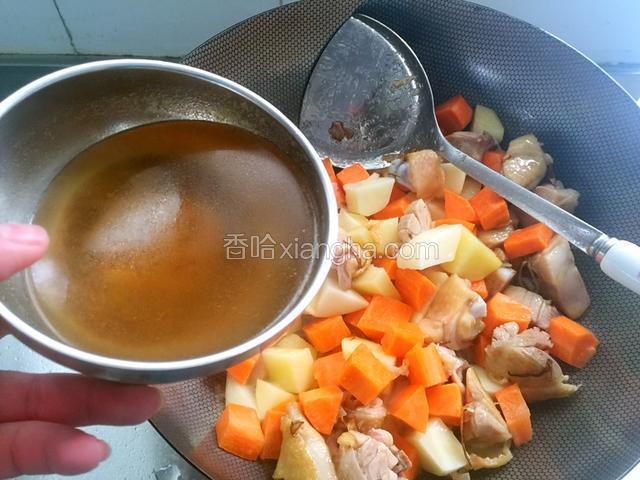 放入咖喱进行翻炒，适当放入白水两小碗