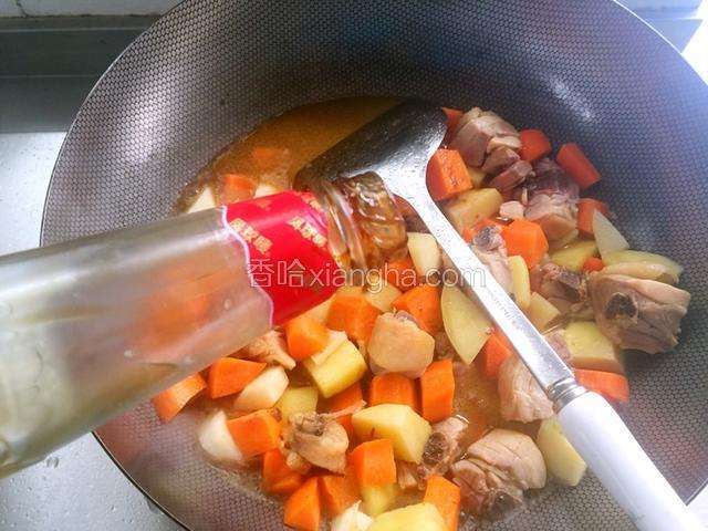 在翻炒至变色后，适当放些蚝油拌均匀