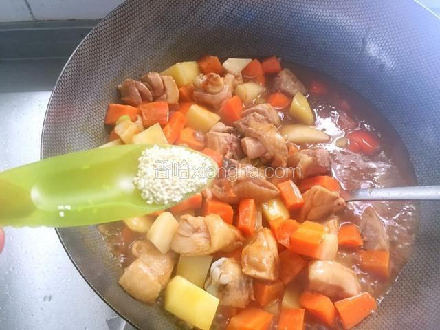 翻炒的过程中请不要离开，因为咖喱会糊的！(清洗锅很麻烦的)