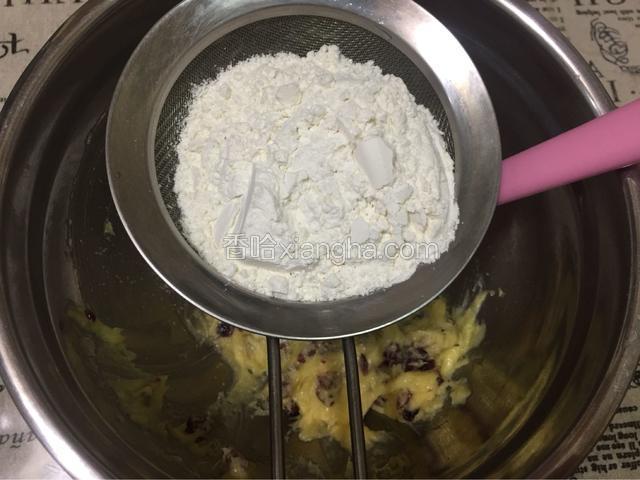 筛入低筋面粉