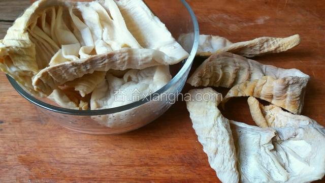 笋干买来后用淘米水泡上视气温冷发三天至一周左右，用指甲能掐透就可以了。每天换淘米水一至两次。这样发制的笋干，能够最大程度地保留笋干的清香，且笋干洁白如玉。