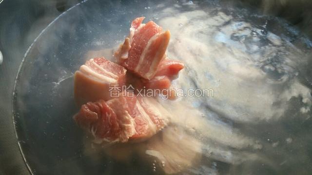 肉块用冷水焯过洗净。