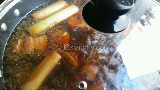 然后转小火加盖烧45分钟。