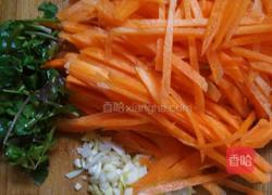 红萝卜炒木耳的做法图解2