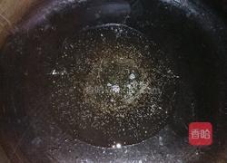 红萝卜炒木耳的做法图解3