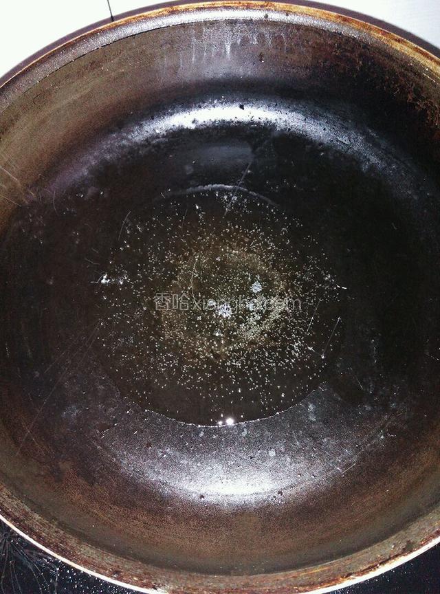 开火锅里放油烧五成热！