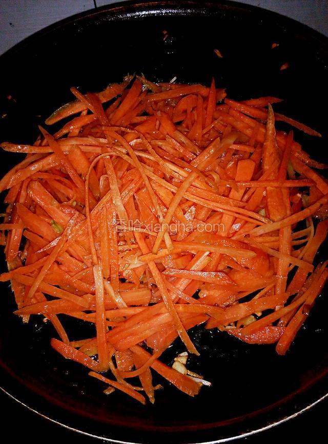 倒入红萝卜丝，翻炒变软！