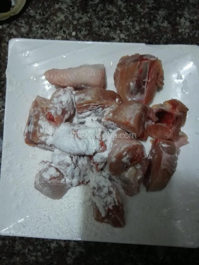 鸡腿切小块，放入少许生粉抓一抓，备用