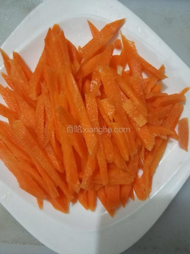 红萝卜去皮，切粗条，备用