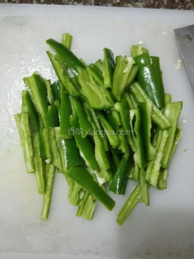 绿青椒，去蒂洗净，切条，备用