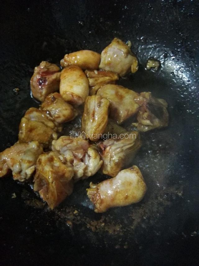锅里下油烧热，放入鸡腿翻炒一分钟，加适量的生抽