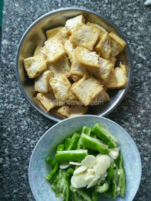 大蒜切片青椒切成一小块一小块的备好